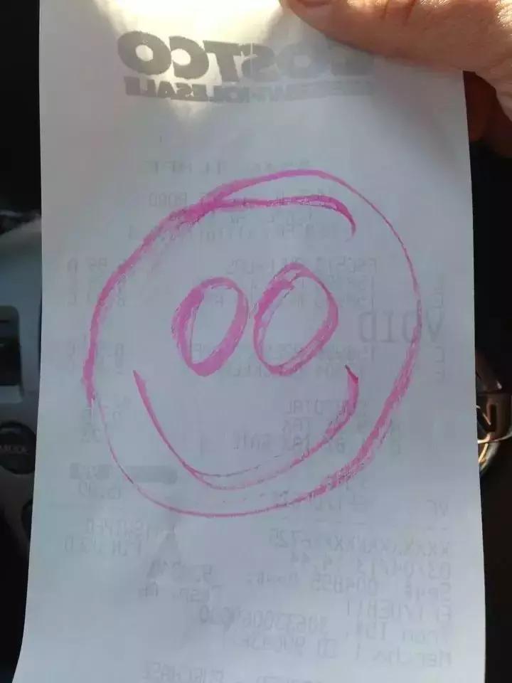 他是一名超市检票员，却依靠神奇画风，给大家带来快乐