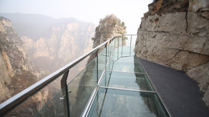 惊险刺激的炸裂玻璃栈道,吓尿玻璃桥视频