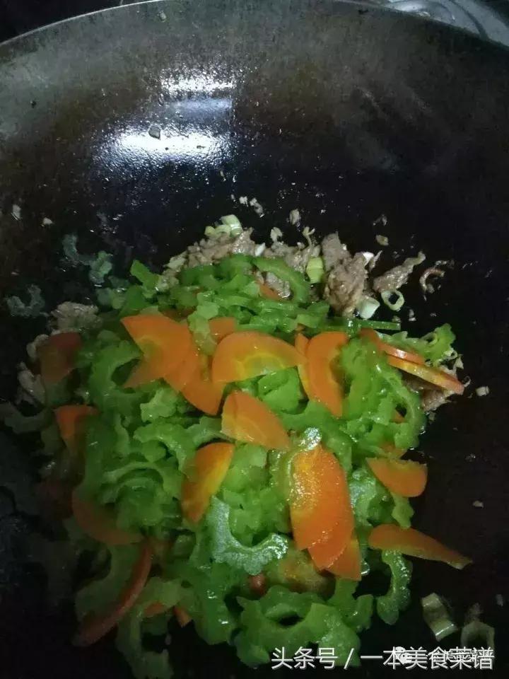 苦瓜炒肉要怎样炒苦瓜才不苦,苦瓜炒肉怎样炒苦瓜不苦