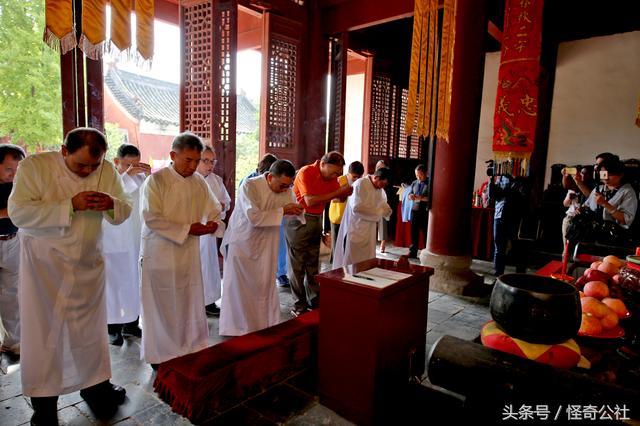 台湾高雄访湖北当阳关陵表演“扶鸾”这种古老的民间道术