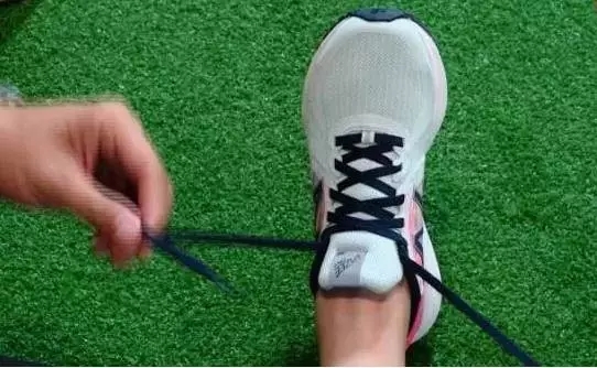 运动鞋最上边的孔用不用系,运动鞋最后的两个孔有必要用吗