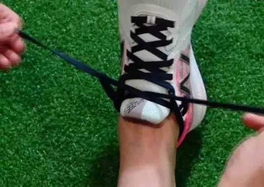 运动鞋最上边的孔用不用系,运动鞋最后的两个孔有必要用吗