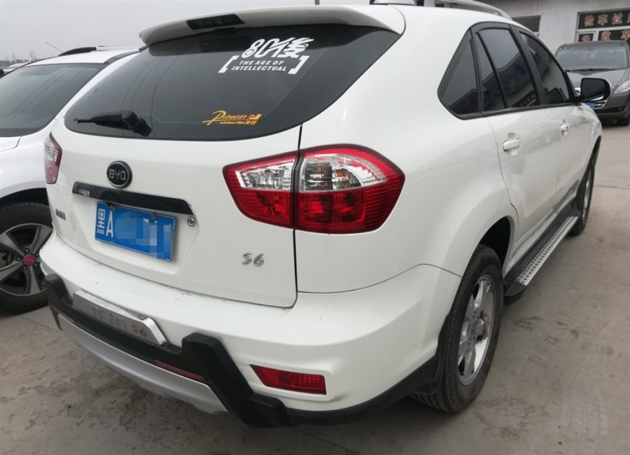 新车落地价9.5万，现在仅标价5万，无钥匙进入，后排放倒能当床