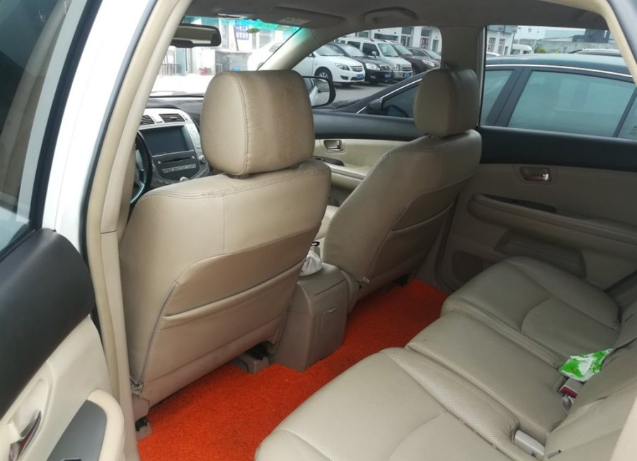 新车落地价9.5万，现在仅标价5万，无钥匙进入，后排放倒能当床