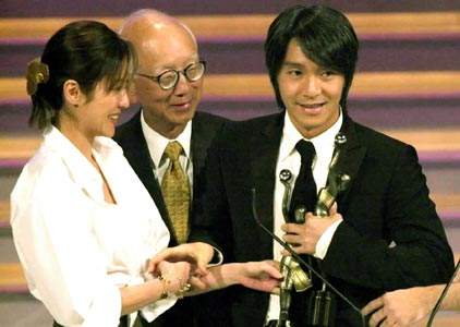 七年内周星驰帮他赚了三亿却只拿七十万，可他却说周星驰像条狗？