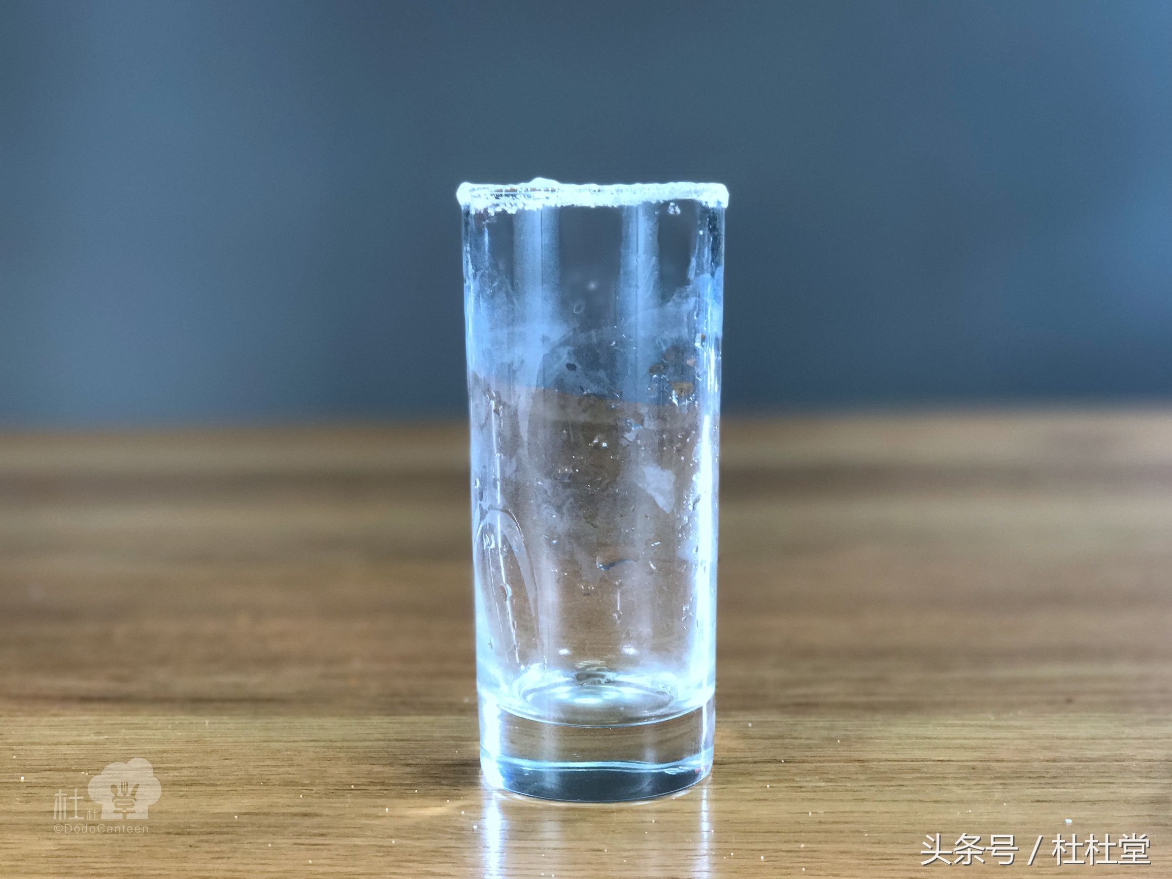 用一杯可乐做出四瓶饮料,用蓝色可乐做酒