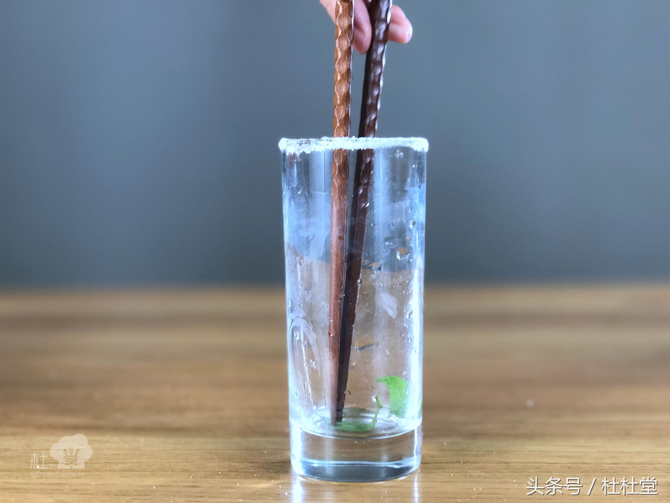 用一杯可乐做出四瓶饮料,用蓝色可乐做酒