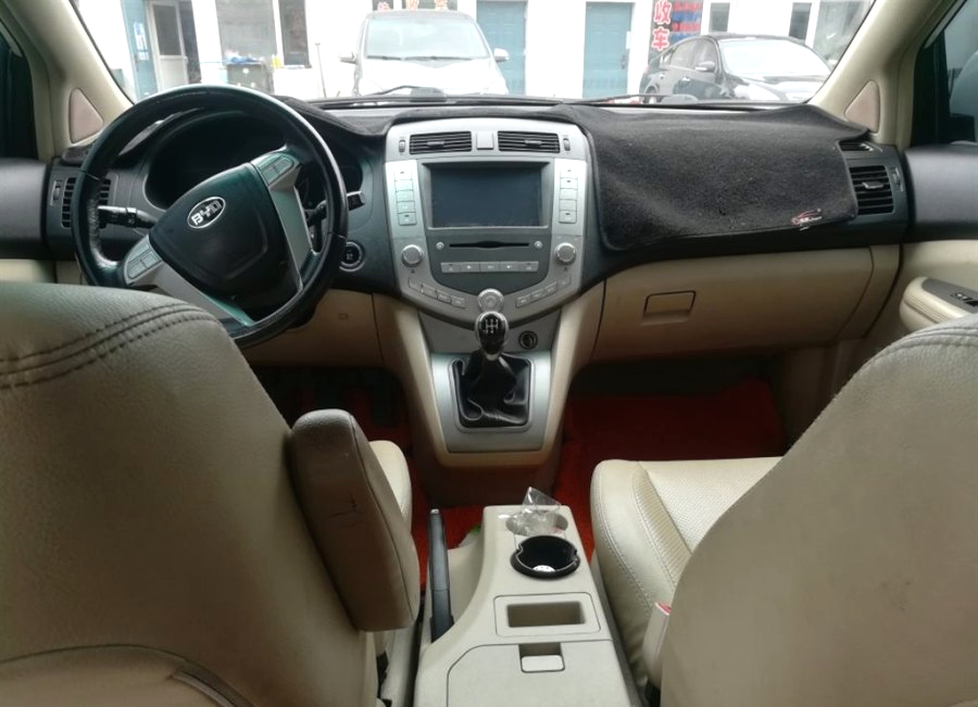 新车落地价9.5万，现在仅标价5万，无钥匙进入，后排放倒能当床