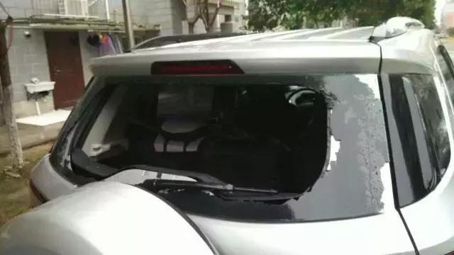 钥匙掉在车里怎么打开车门,车钥匙锁车里了怎么打开玻璃