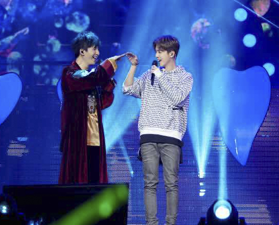 鹿晗同款衣服休闲风,鹿晗运动套装穿搭