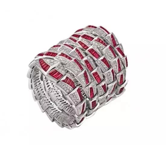 卡地亚、梵克雅宝、宝格丽等在制作技术上有什么标志性的工艺？