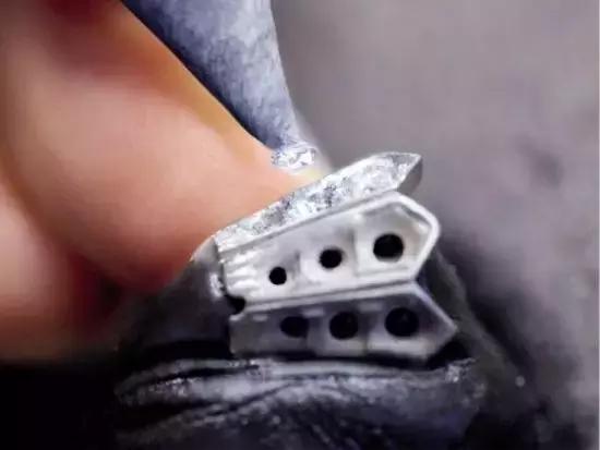 卡地亚、梵克雅宝、宝格丽等在制作技术上有什么标志性的工艺？