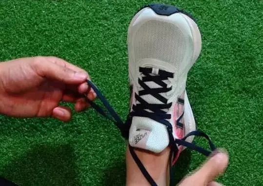 运动鞋最上边的孔用不用系,运动鞋最后的两个孔有必要用吗