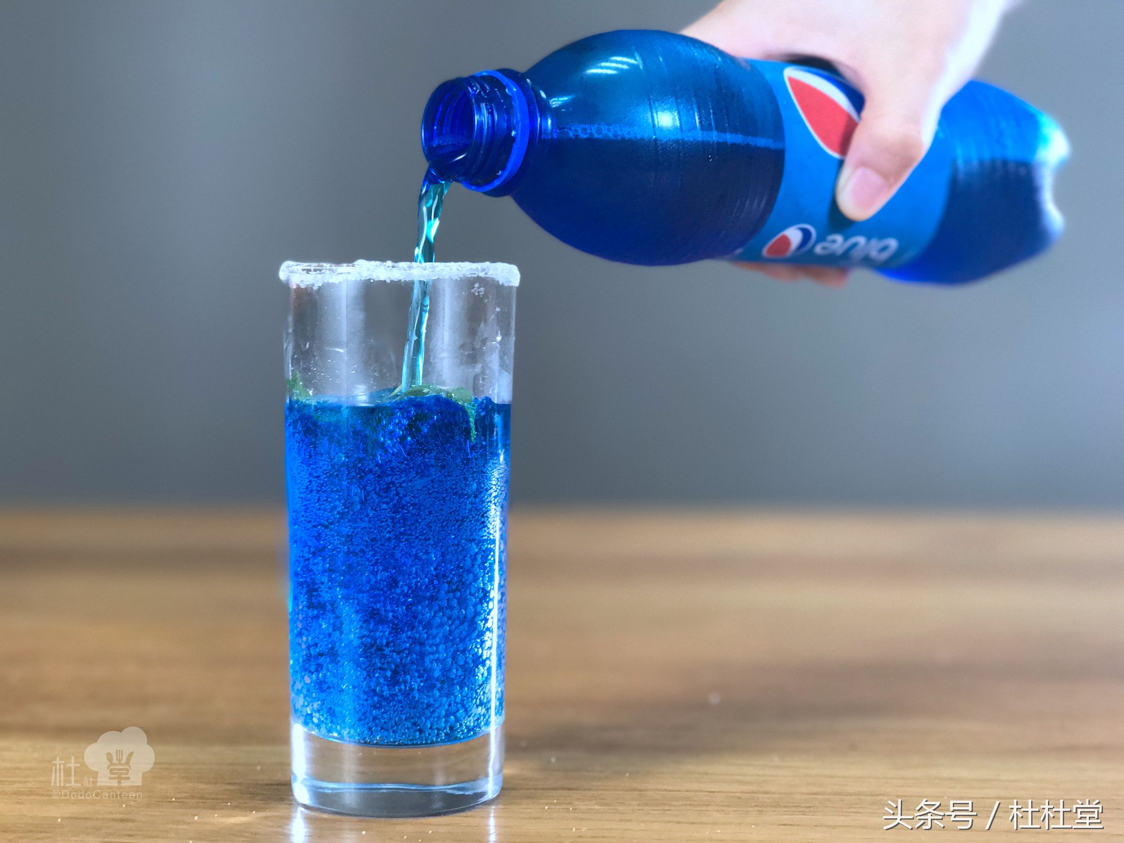 用一杯可乐做出四瓶饮料,用蓝色可乐做酒