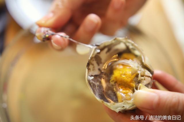 大闸蟹蟹黄特别多好吃,怎么油爆大闸蟹