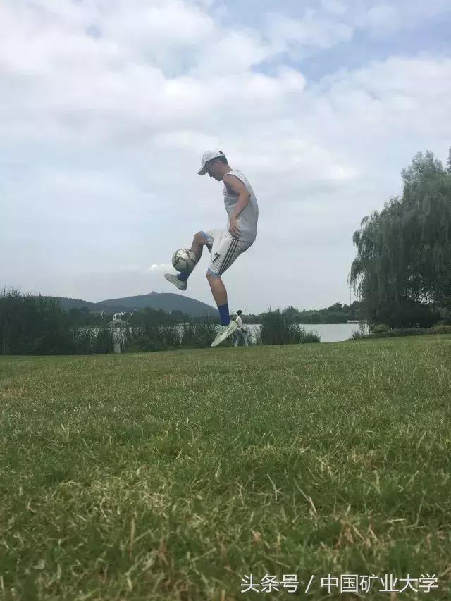 这个小伙子不一般!矿大学生被国脚认可,准博士带球冲向学术殿堂!