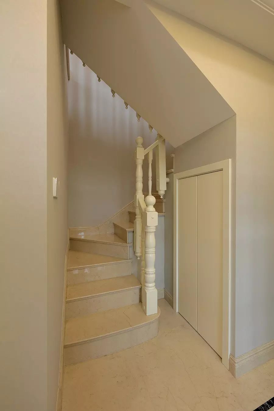 318平顶层复式装修,180平复式极简装修