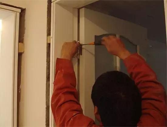 装修木门安装技巧视频大全,装修步骤门什么时候安装