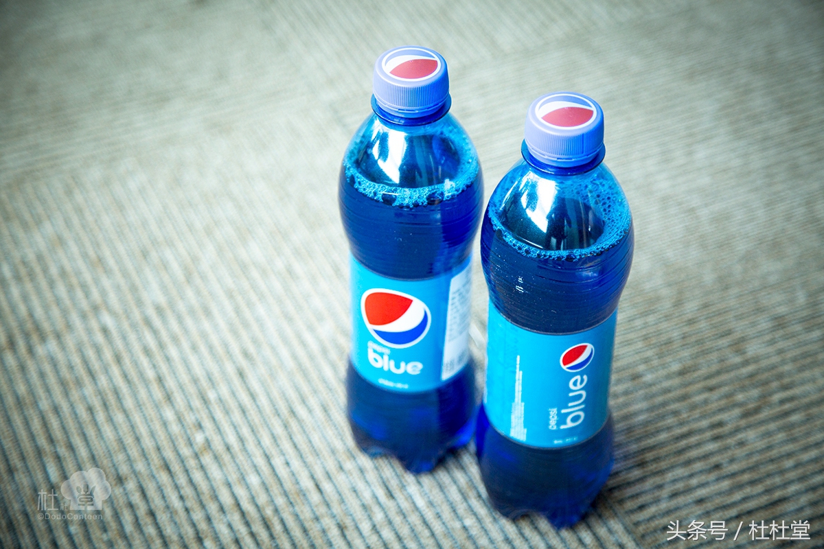 用一杯可乐做出四瓶饮料,用蓝色可乐做酒