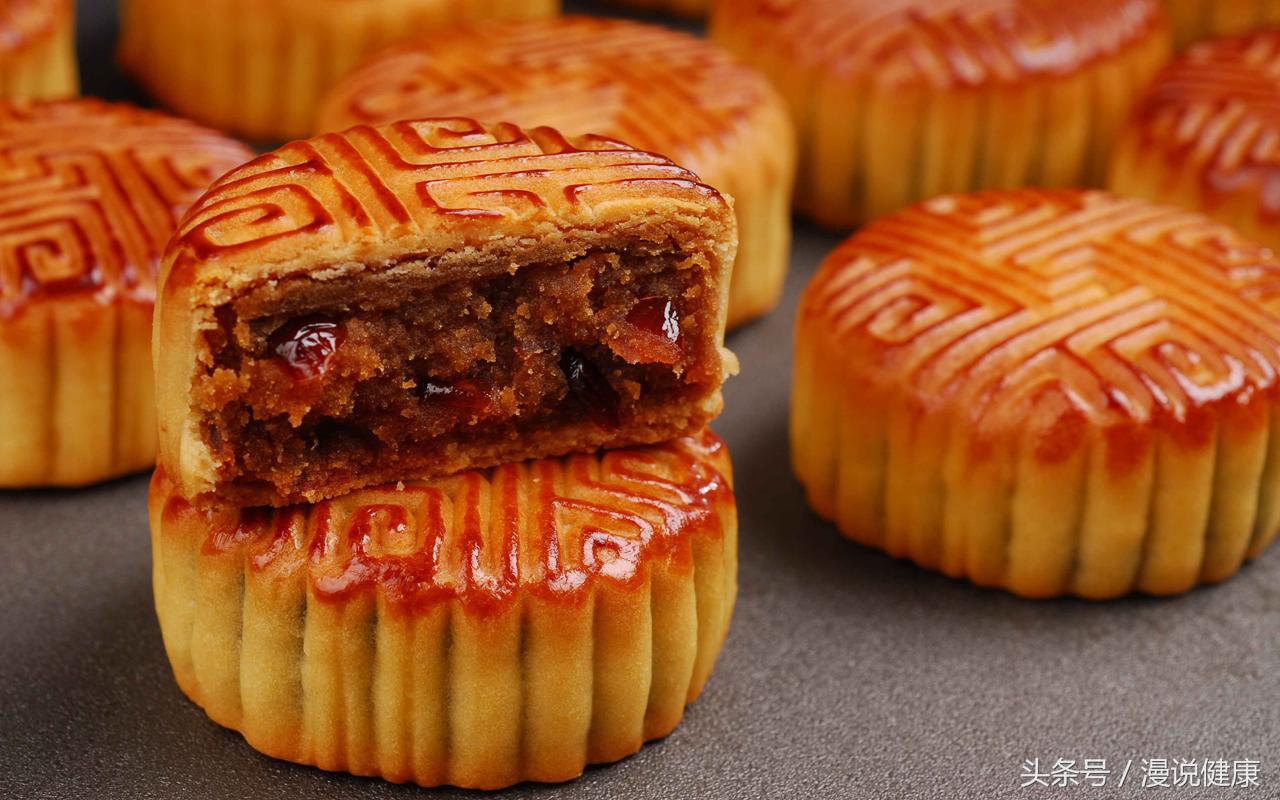 医院排长队不为看病只为买月饼,你可知一个月饼等于五个炸鸡腿?