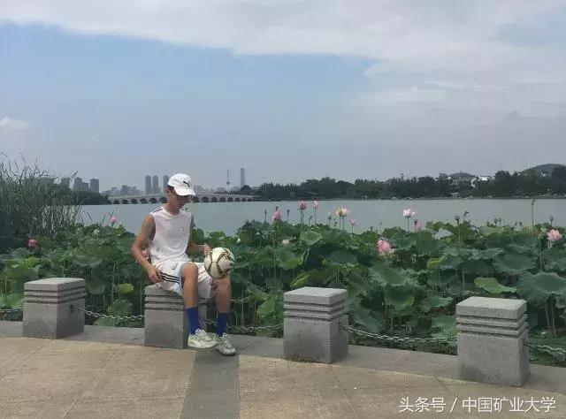 这个小伙子不一般!矿大学生被国脚认可,准博士带球冲向学术殿堂!