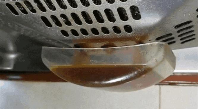 油烟机上的塑料油渍怎么去除,油烟机旁边有个塑料瓶怎么清洗