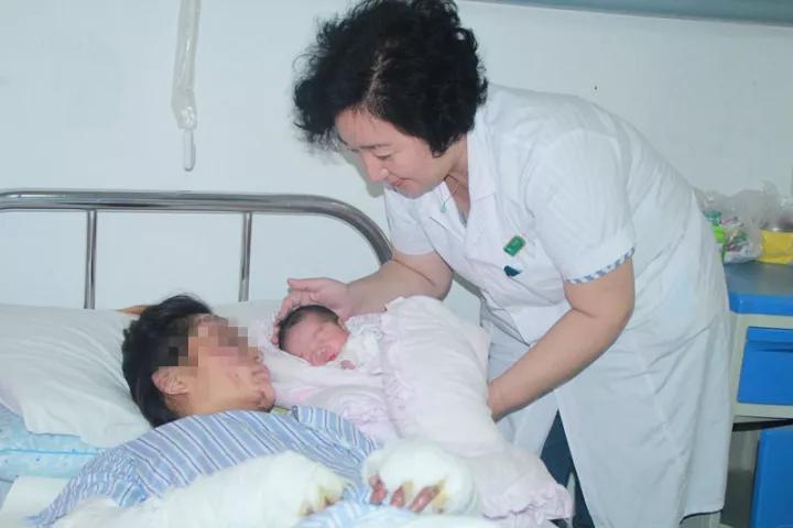 身怀9个月孕妈意外遭遇火灾,舍身跳进池塘,保护肚子里的孩子