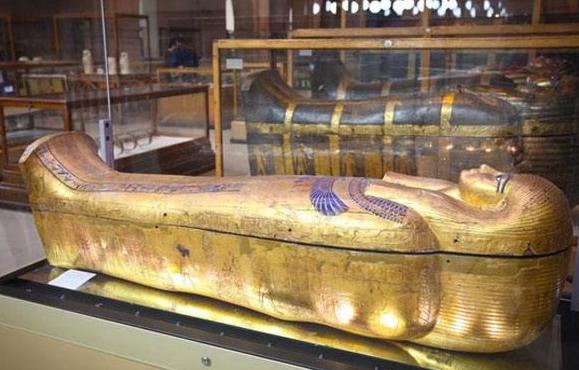 一支海盗船队在南海洗劫了一艘宝船，黄金棺材里隐藏着神秘的魔咒