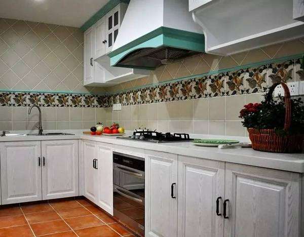 油烟机上的塑料油渍怎么去除,油烟机旁边有个塑料瓶怎么清洗