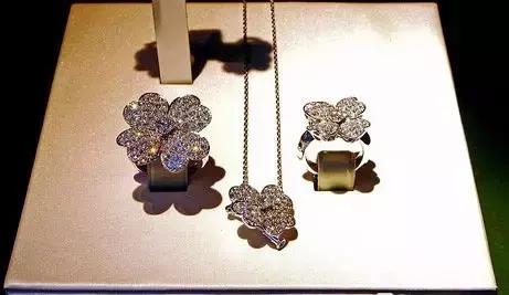 卡地亚、梵克雅宝、宝格丽等在制作技术上有什么标志性的工艺？