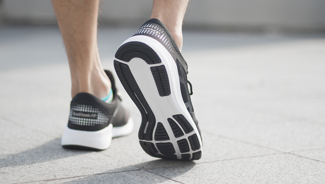 没有Gel缓震胶还是ASICS跑鞋吗?RoadHawkFF跑鞋才是ASICS的未来