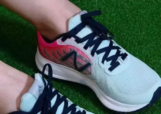 运动鞋最上边的孔用不用系,运动鞋最后的两个孔有必要用吗