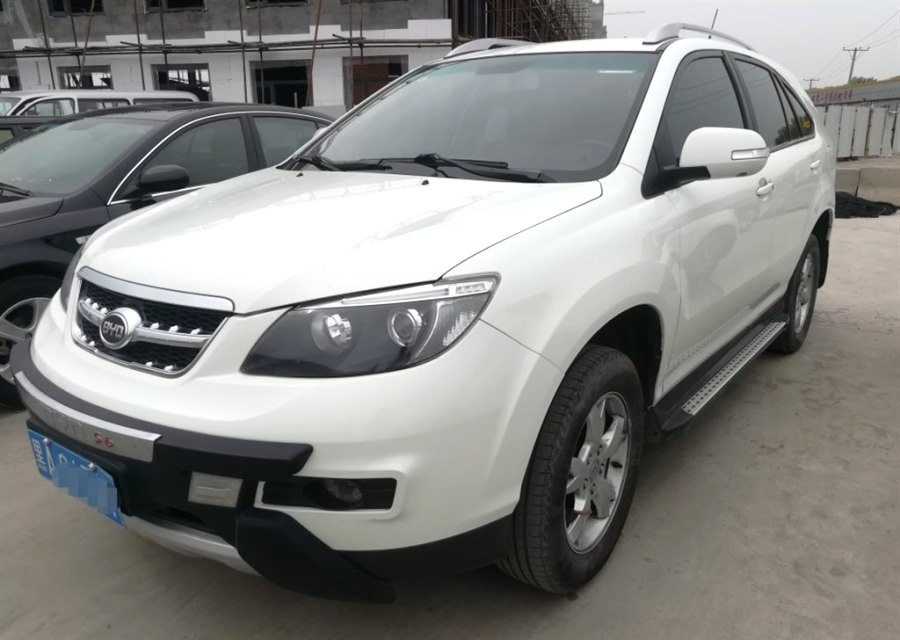 新车落地价9.5万，现在仅标价5万，无钥匙进入，后排放倒能当床