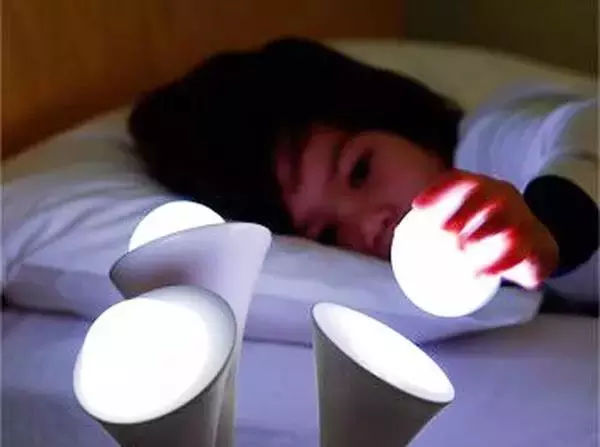 微弱的小夜灯会影响宝宝发育吗,开夜灯会导致孩子早熟怎么办