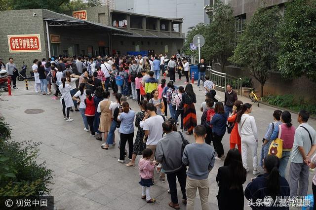 医院排长队不为看病只为买月饼,你可知一个月饼等于五个炸鸡腿?