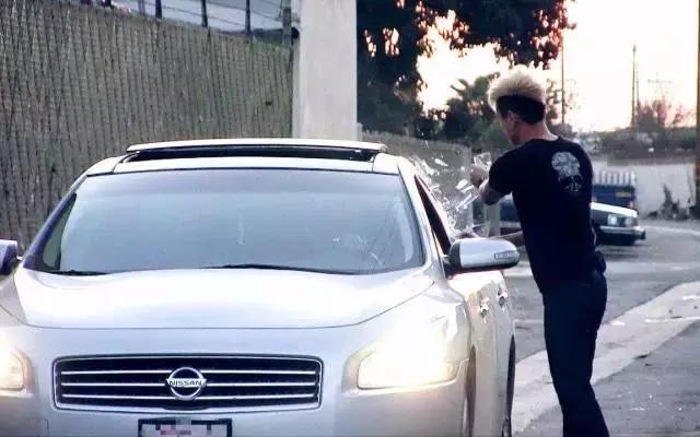 钥匙掉在车里怎么打开车门,车钥匙锁车里了怎么打开玻璃