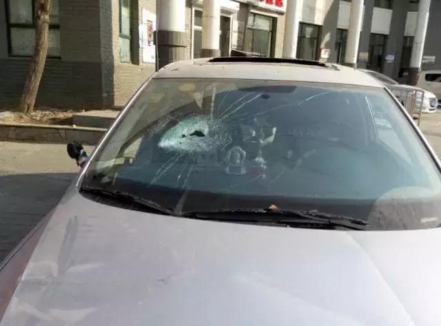 钥匙掉在车里怎么打开车门,车钥匙锁车里了怎么打开玻璃