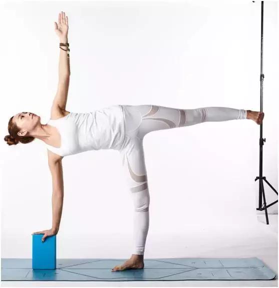 臀部腰部拉伤恢复训练,腰骶骨连着臀部两侧痛