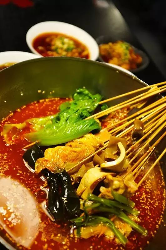 海归老板放弃百万年薪，怒倒600份汤底为找纯正的成都串串味道