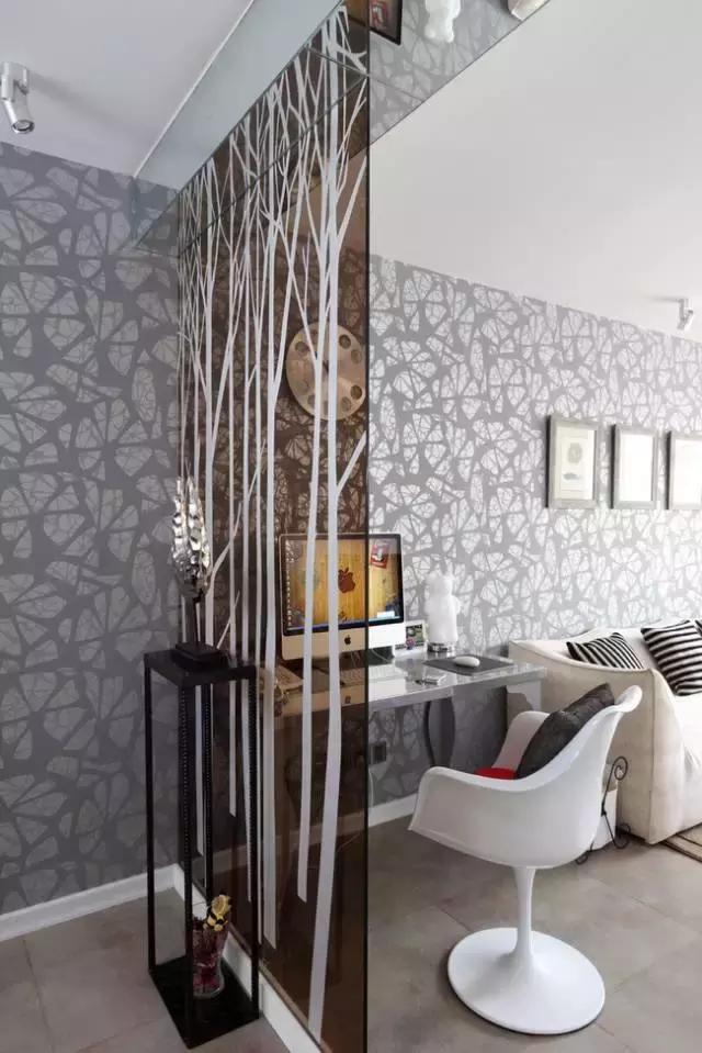 卫生间门正对餐厅和阳台,餐厅正对卫生间