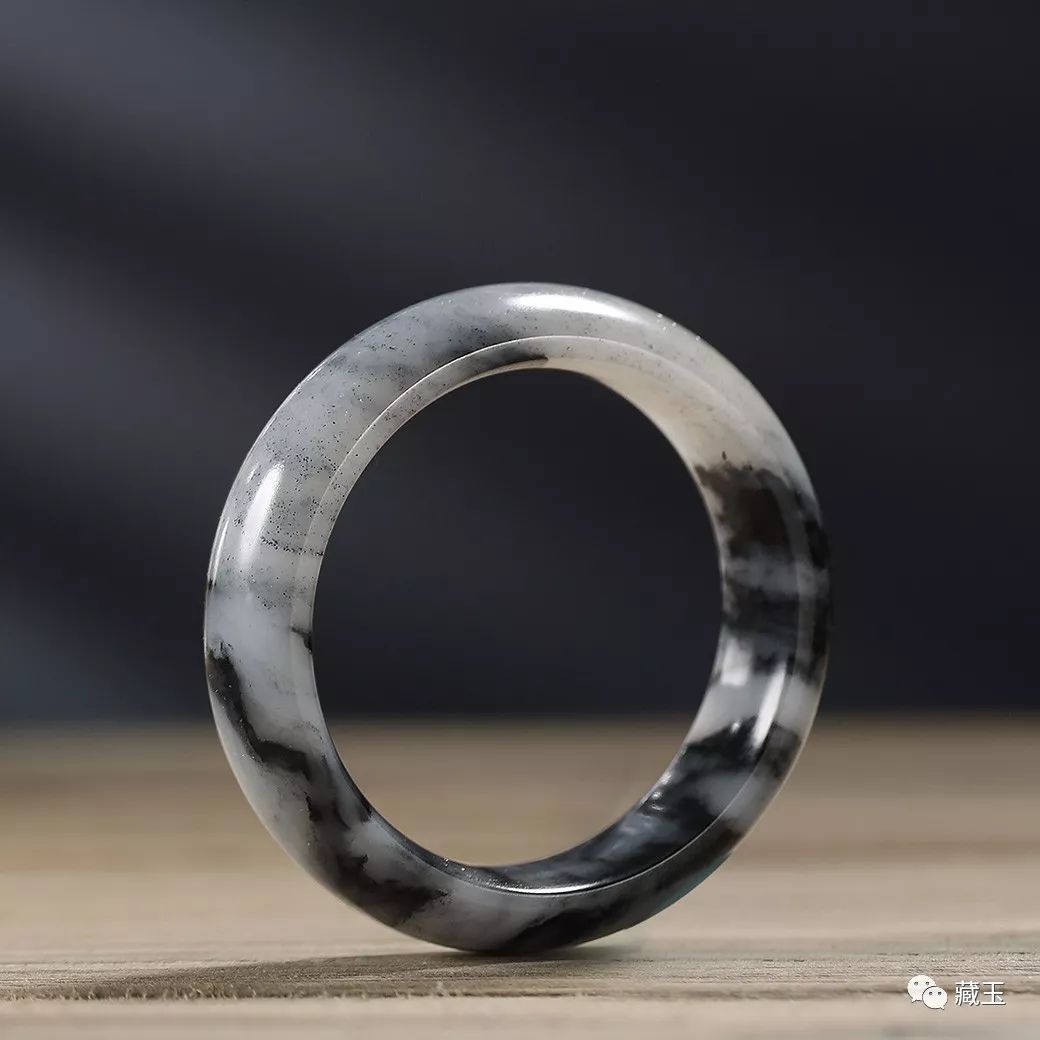 900000块买的玉手镯估价,9000左右的玉手镯