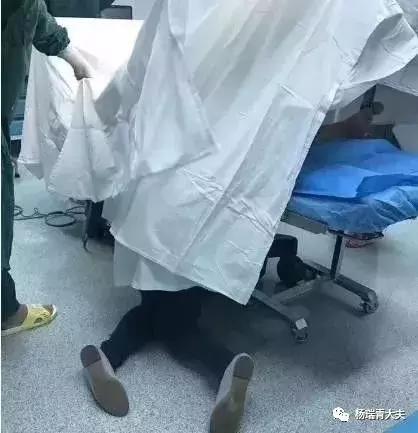 产妇突发脐带脱垂医生跪姿托举,脐带脱垂生死营救视频