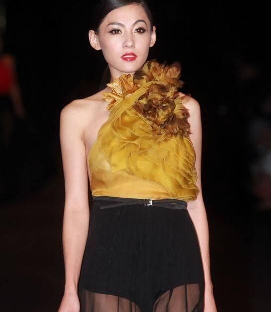 张曼玉走秀只能用高级来形容,而范爷这T台姿势眼神和张馨予好像