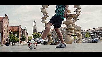 五个最简单实用的足球过人技巧,5种花哨的足球过人技巧