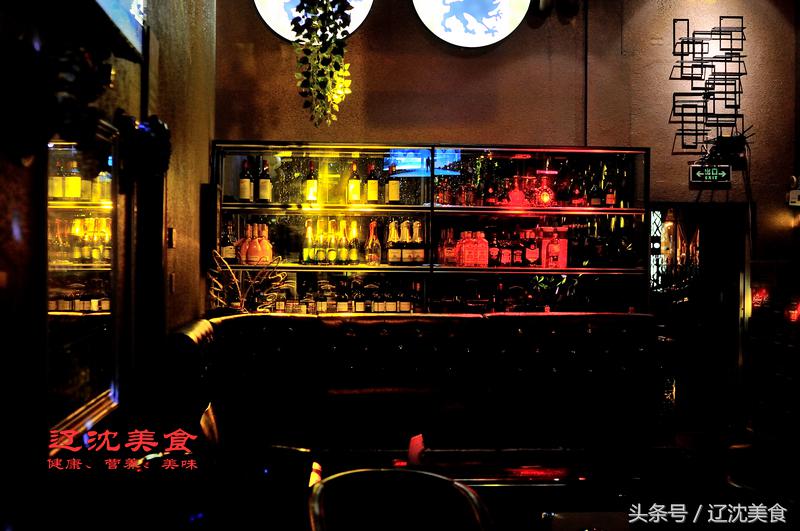 这间酒吧在咖啡馆里，KTV藏在台球厅里，麻将室在咖啡厅上面