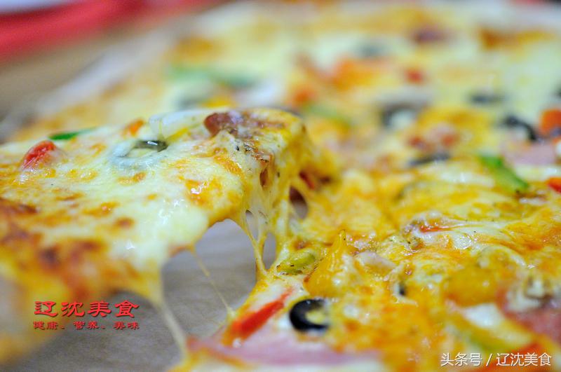 这间酒吧在咖啡馆里，KTV藏在台球厅里，麻将室在咖啡厅上面