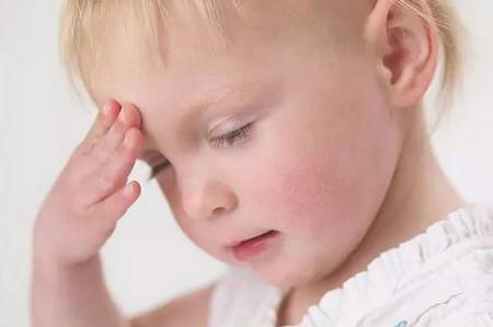 宝宝头上撞了个包很硬一直不消,宝宝头上撞了一个包