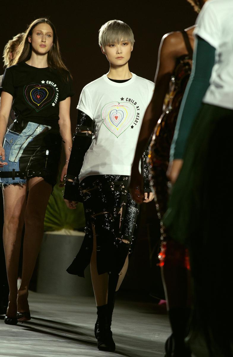 张曼玉走秀只能用高级来形容,而范爷这T台姿势眼神和张馨予好像