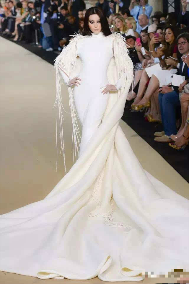 张曼玉走秀只能用高级来形容,而范爷这T台姿势眼神和张馨予好像