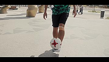 五个最简单实用的足球过人技巧,5种花哨的足球过人技巧